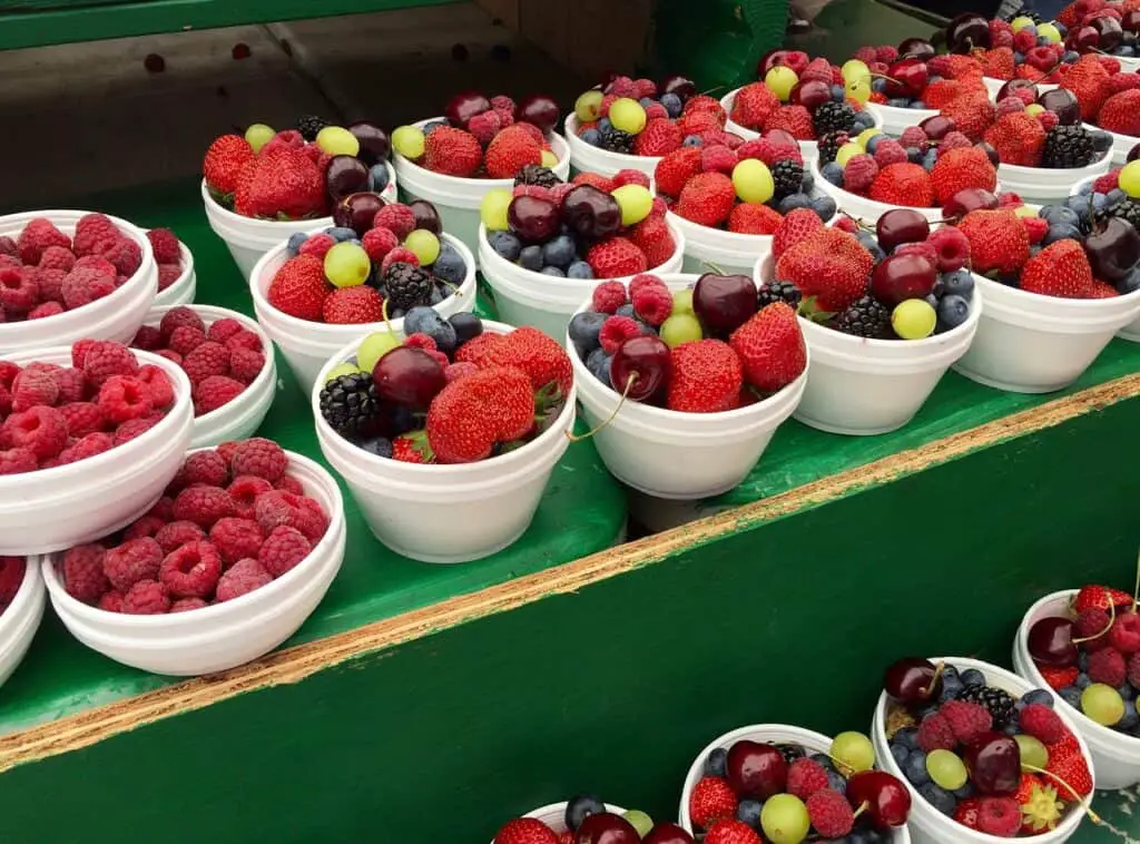 fruits, berries, market-2512967.jpg